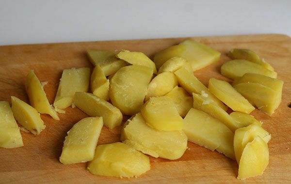 відварену картоплю нарізати часточками