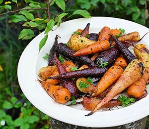 Блюдо з кольорового моркви