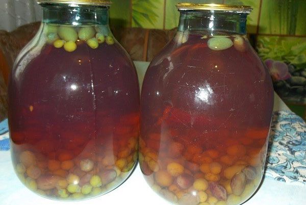 загорнений виноградний компот