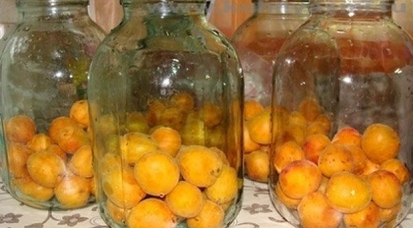 банки з абрикосами залити окропом