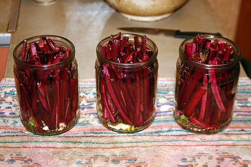 Маринуємо бурякове бадилля