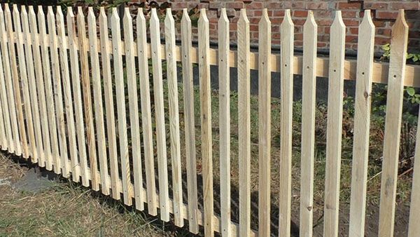 простий дерев'яний паркан