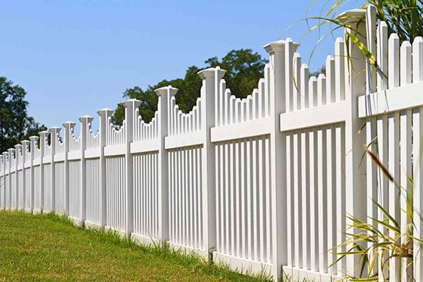 білий дерев'яний паркан