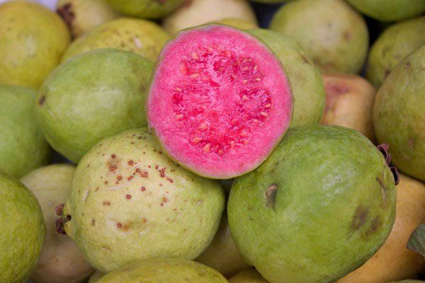 плоди гуави з рожевою м'якоттю