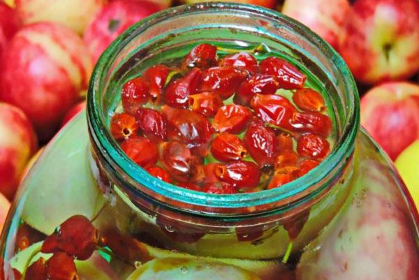 компот з шипшини і яблук