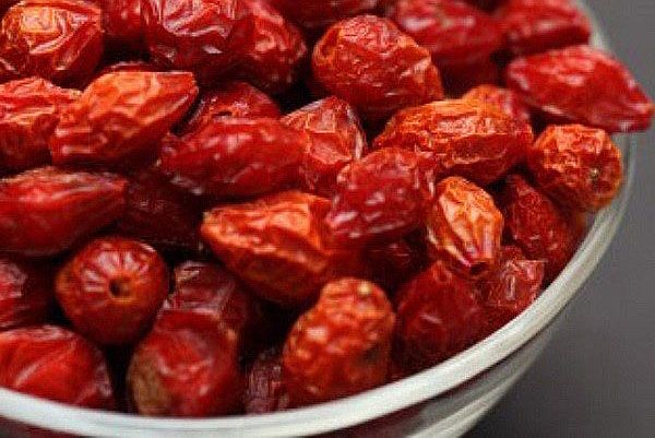 сушену шипшину почистити і помити