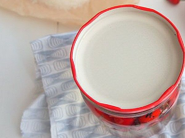 банки на половину наповнити ягодами