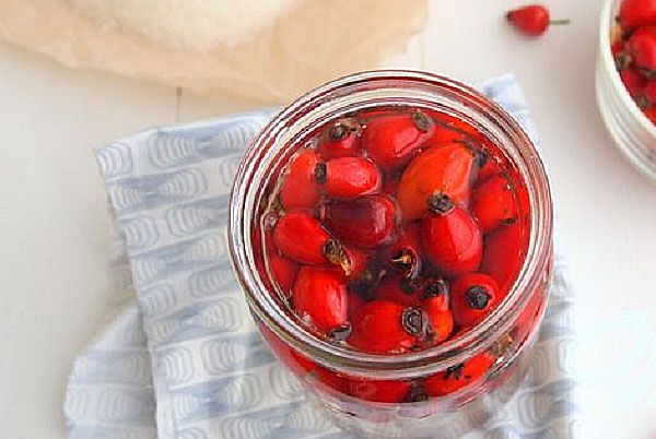 киплячий сироп залити в банки