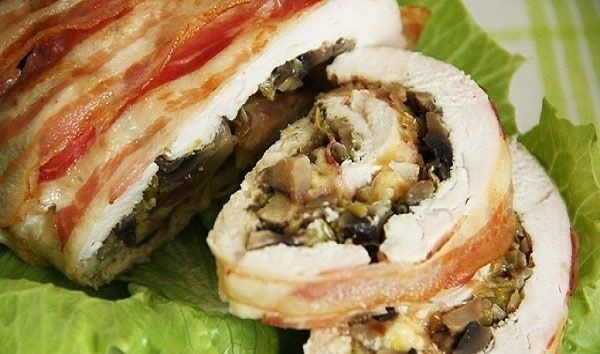 курячий рулет з грибами в беконі