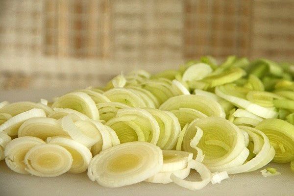 нарізати цибулю порей