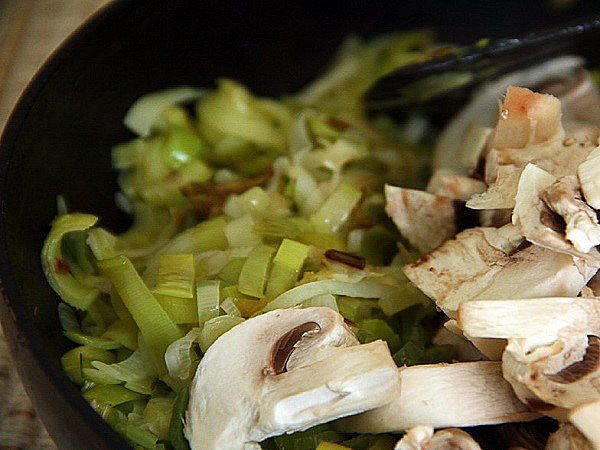 смажити гриби з цибулею пореєм