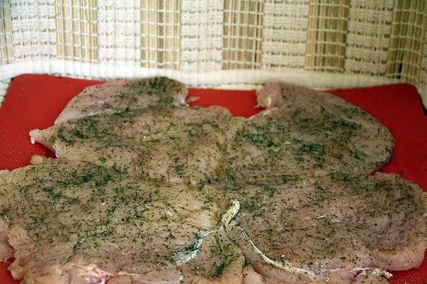 посипати м'ясо спеціями