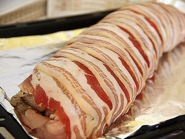 замотати рулет в бекон