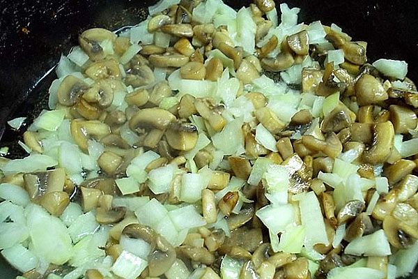 нарізати цибулю і смажити