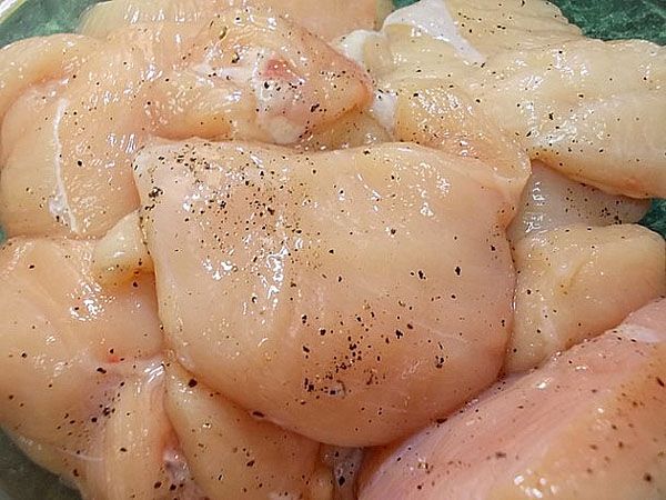 куряче філе поперчити і посолити