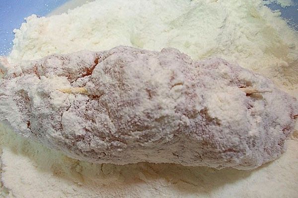 обваляти рулетики в борошні