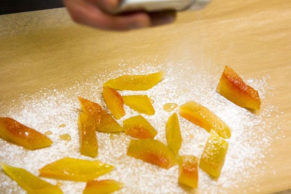 кожен шматочок обвалюють у цукрі або цукровій пудрі