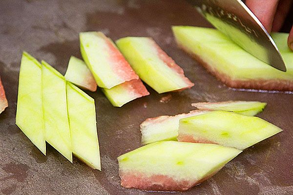 нарізають очищену кірку на шматочки