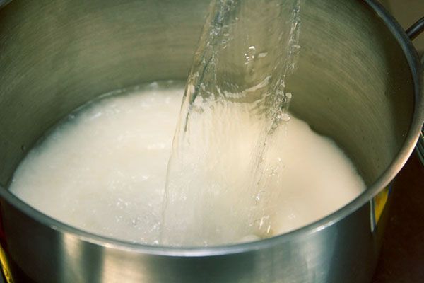 в каструлі з'єднують цукор з водою і кип'ятять