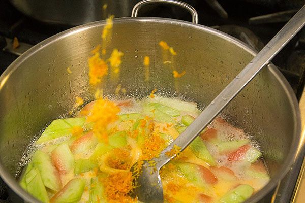 додають цедру цитрусових і капятят