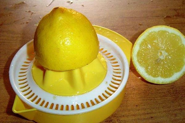 вичавлюємо сік лимона