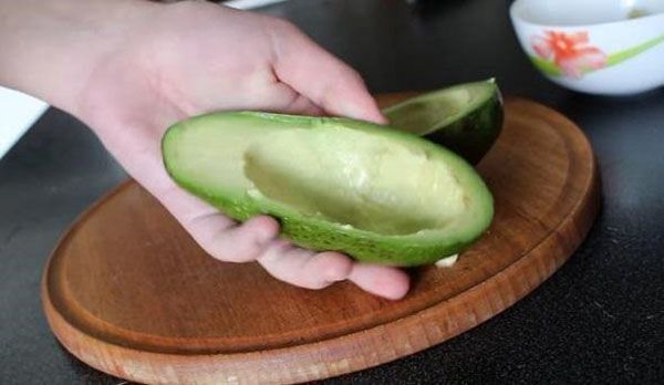 розрізати авокадо на дві частини