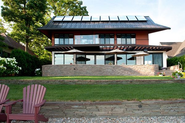 сонячні батареї на даху будинку