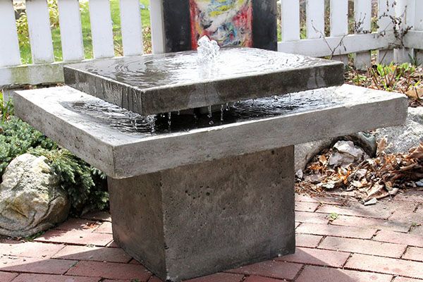 бетонний фонтан з плоских чаш