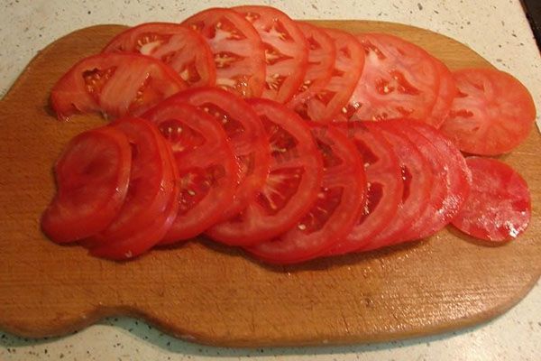 порізати помідор