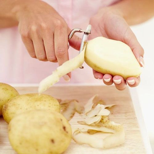 Для лікування шлунку використовують сік сирої картоплі