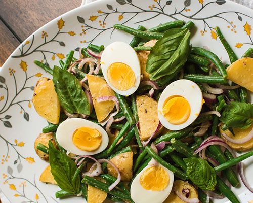 Ситний салат із стручкової квасолі, відвареної картоплі і яйця