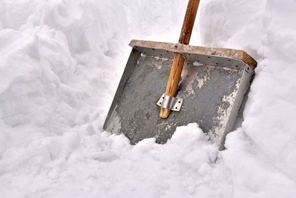 металева лопата для снігу
