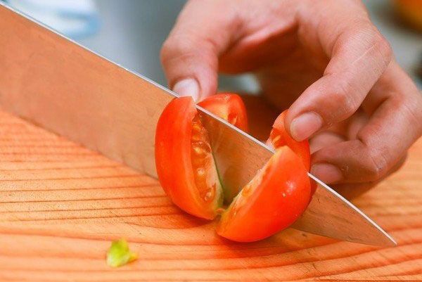 розрізаємо помідори