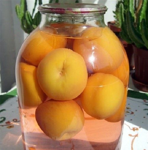 ароматний компот з персиків