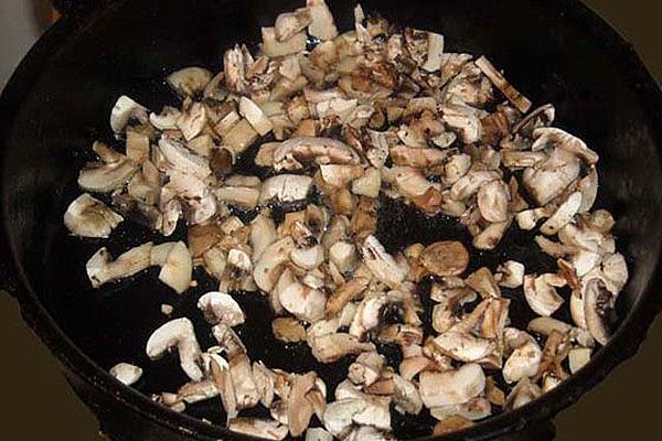 смажити гриби в сковороді