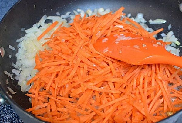 обсмажити цибулю і моркву