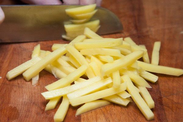 нарізати картоплю брусочками