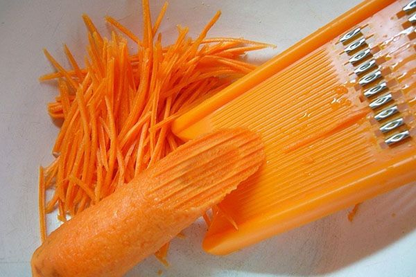 моркву соломкою