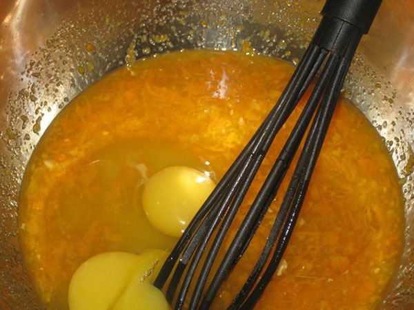 розмішуємо яйця з цедрою і соком апельсина