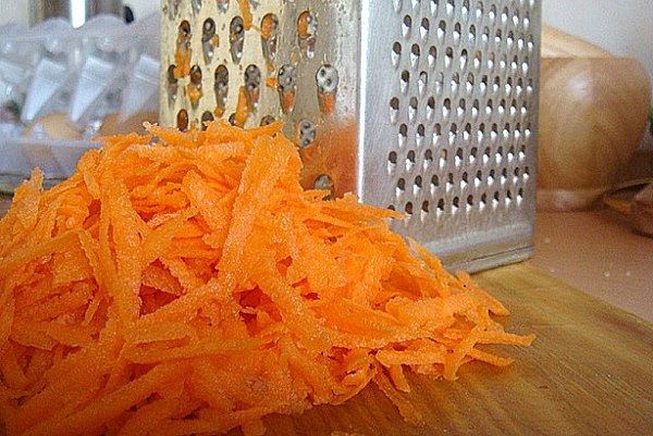 очищену моркву натерти на тертці