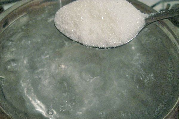 варити маринад з цукром і сіллю