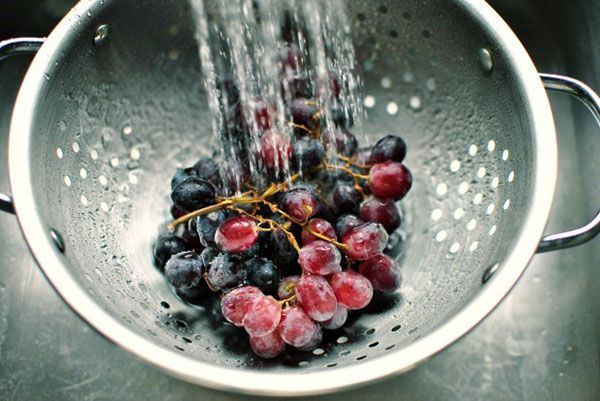 помити виноград і сливи