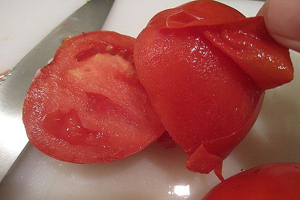 зняти шкірку з томатів
