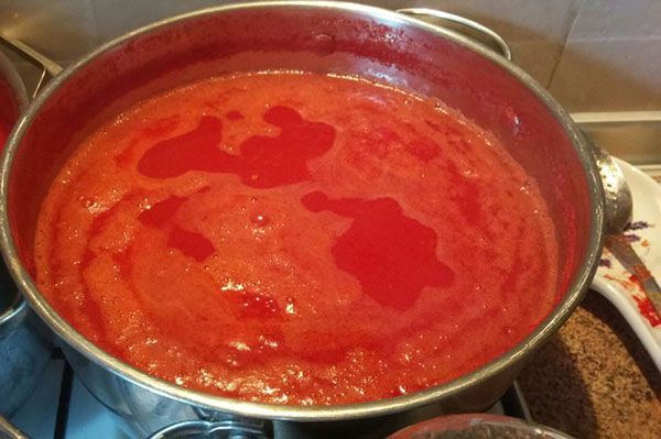 варити томати з цукром і сіллю