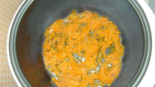 морква подрібнити і викласти в мультиварку