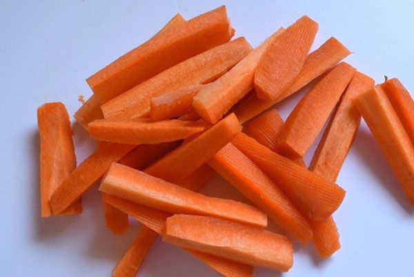 чистимо моркву
