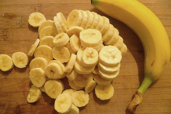 почистити і нарізати банан