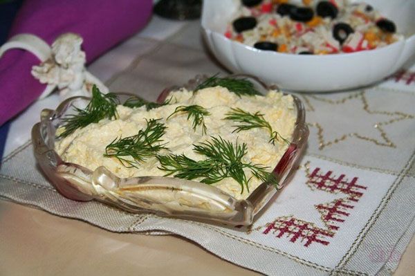 єврейська закуска в салатниці