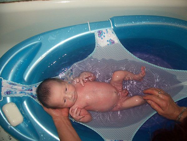 купання новонародженого в гамаку