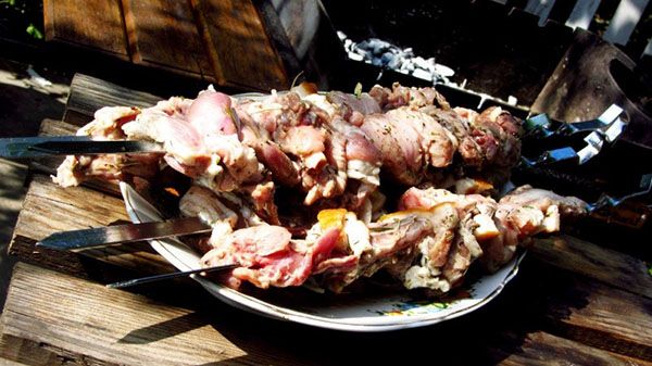 нанизати промариноване м'ясо на шампур